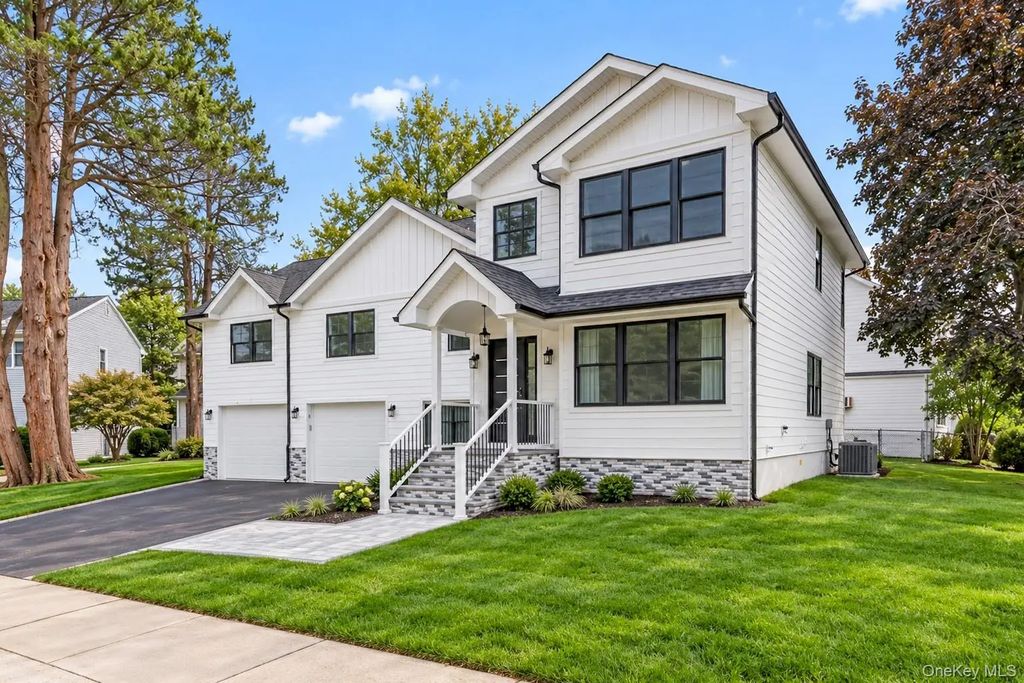 2 Circle Drive, Syosset