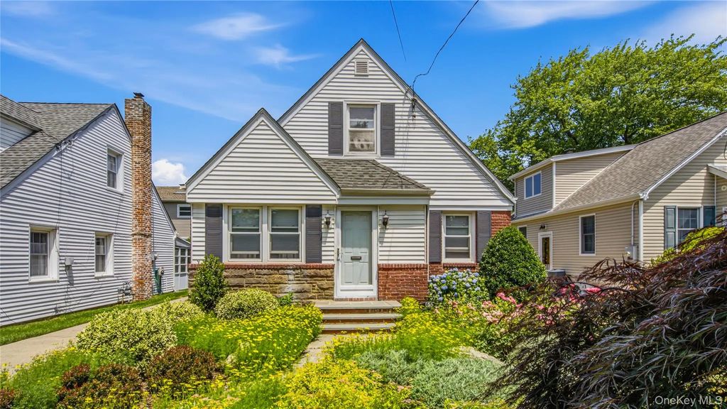 65 Stewart Avenue, Stewart Manor