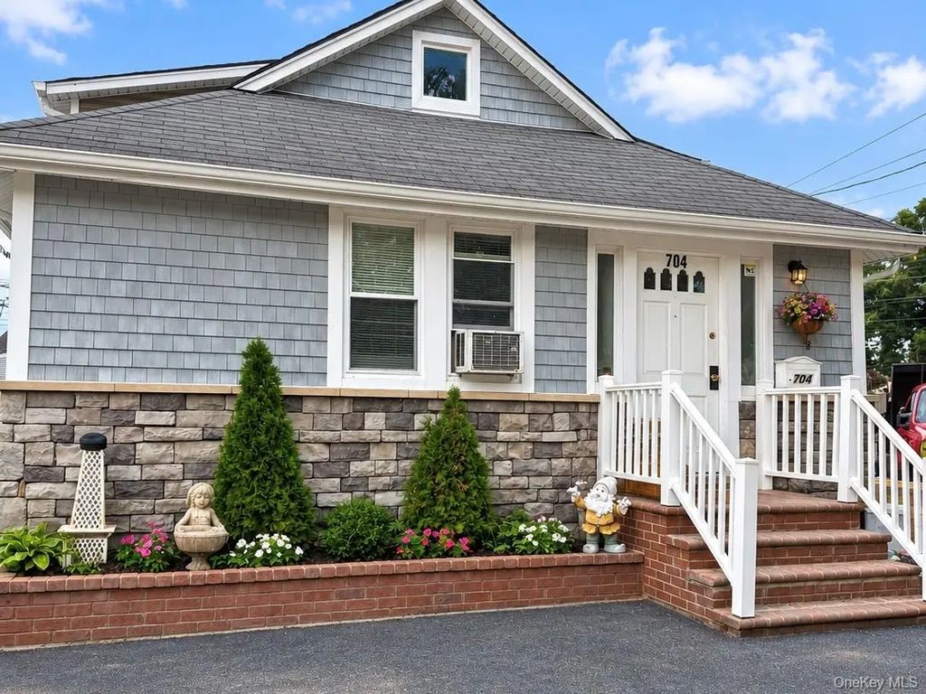 704 Newbridge Road, North Bellmore
