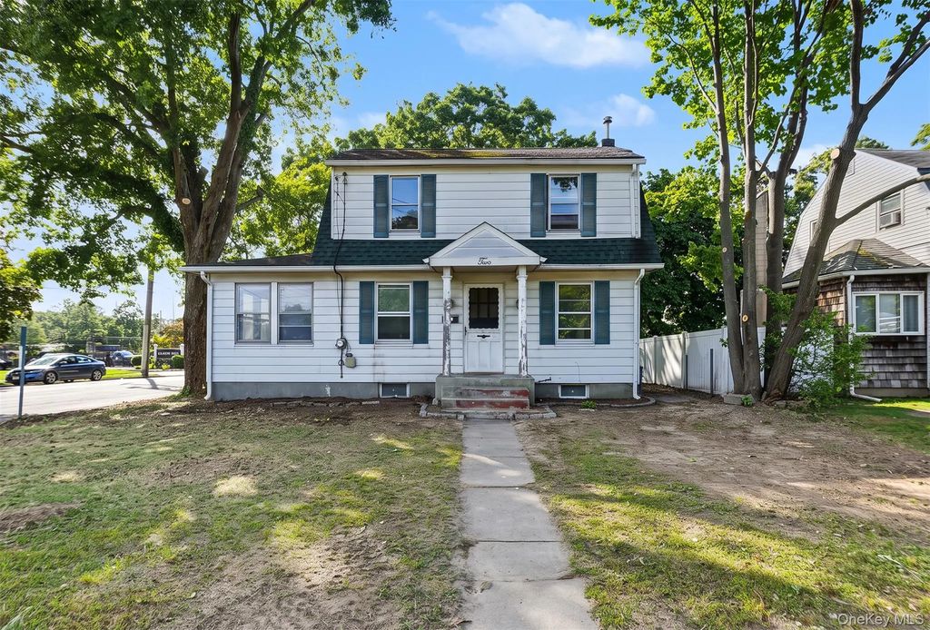 2 Willett Avenue, Sayville