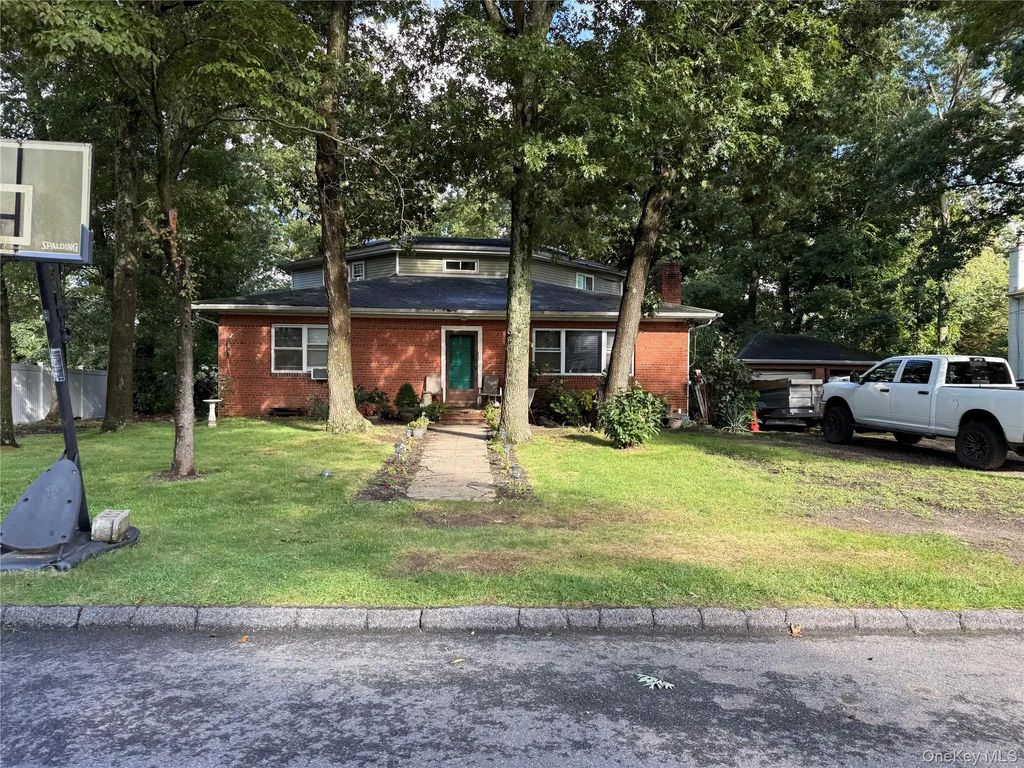 45 Summit Drive, Smithtown