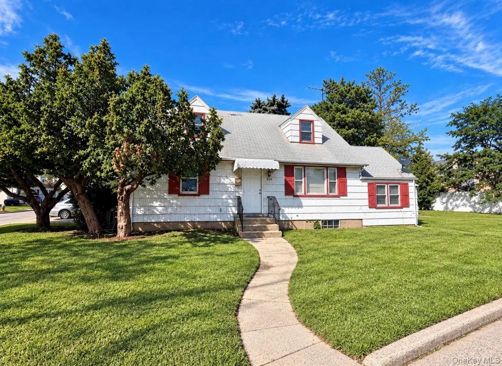 306 W Old Country Road, Hicksville