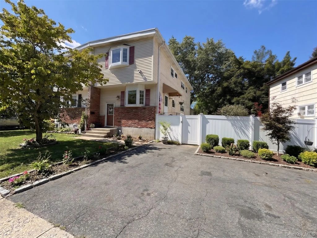 61 Lonergan Drive, Suffern