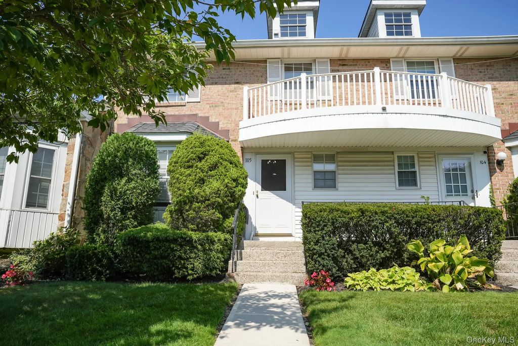 105 Glen Way, Syosset