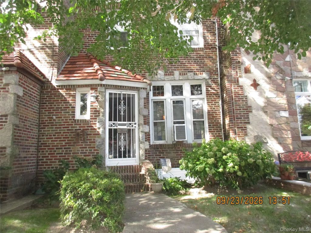 82-51 Penelope Avenue, Middle Village