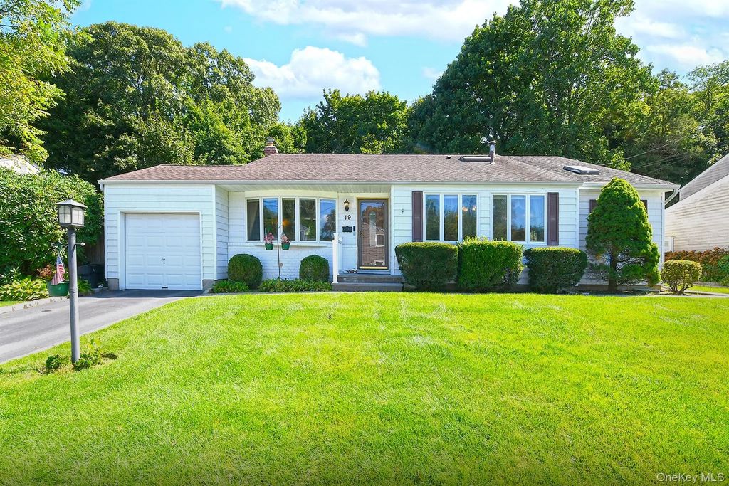 19 Court Drive, South Huntington
