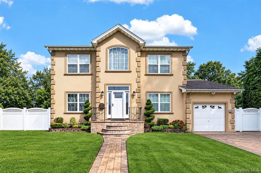 1001 Orion Court, Merrick