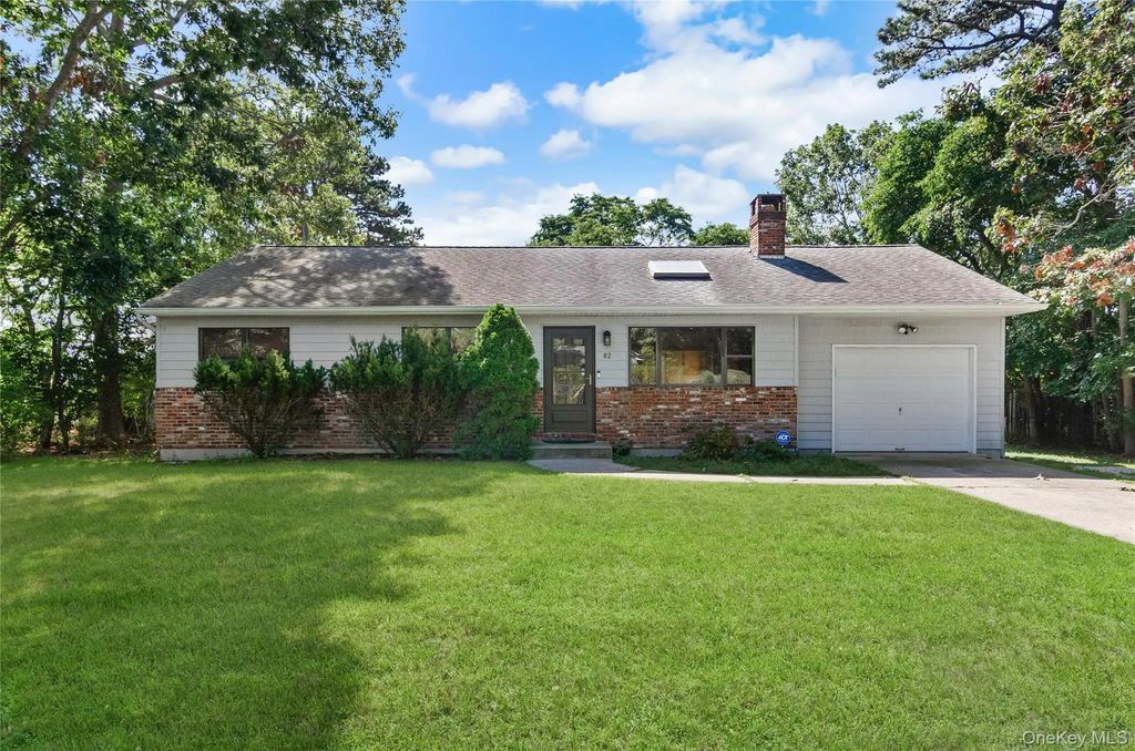 82 Argonne Road E, Hampton Bays