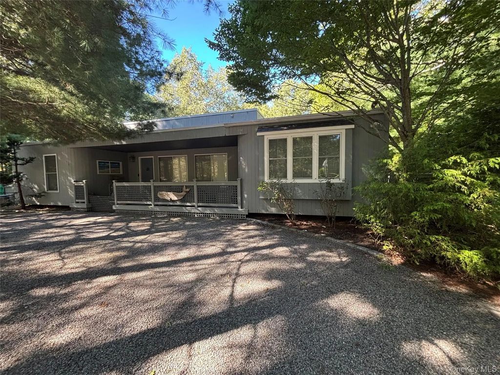10 Glenmore Road, Hampton Bays