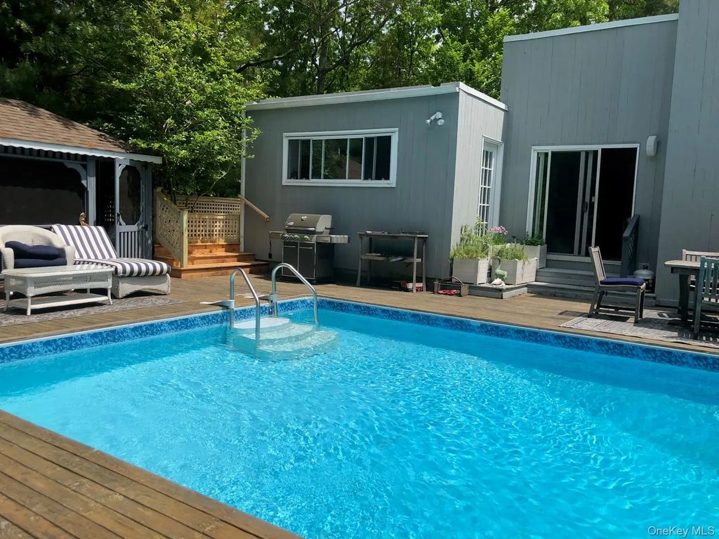 10 Glenmore Road, Hampton Bays