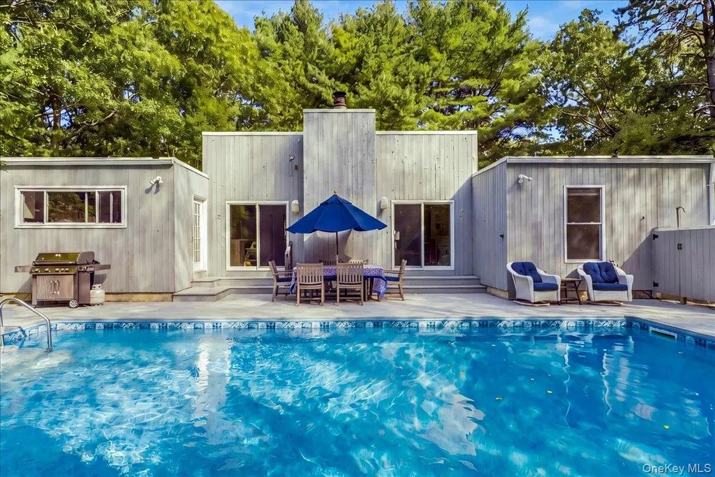10 Glenmore Drive, Hampton Bays