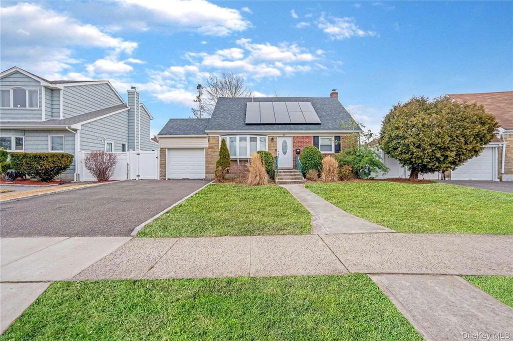 82 Pengon Circle, East Meadow