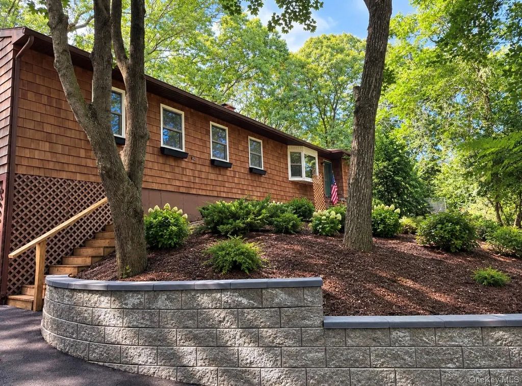 2398 River Road, Calverton