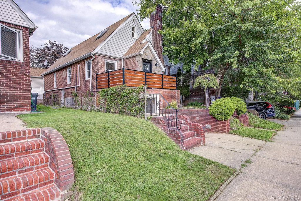 32-28 Utopia Parkway, Flushing