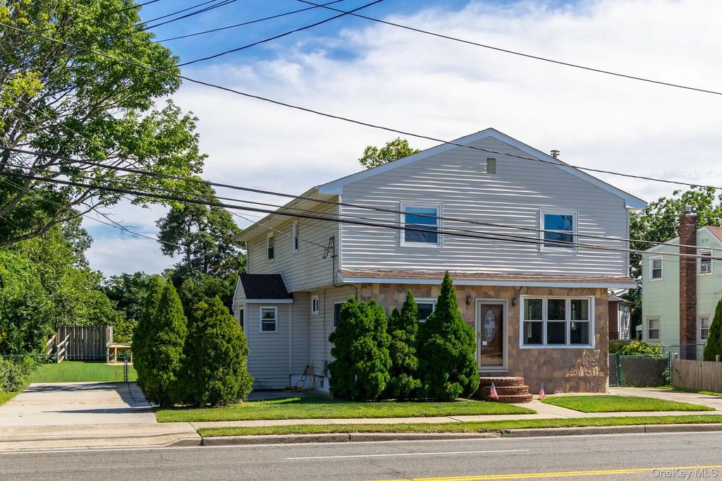 1647 Straight Path, Lindenhurst