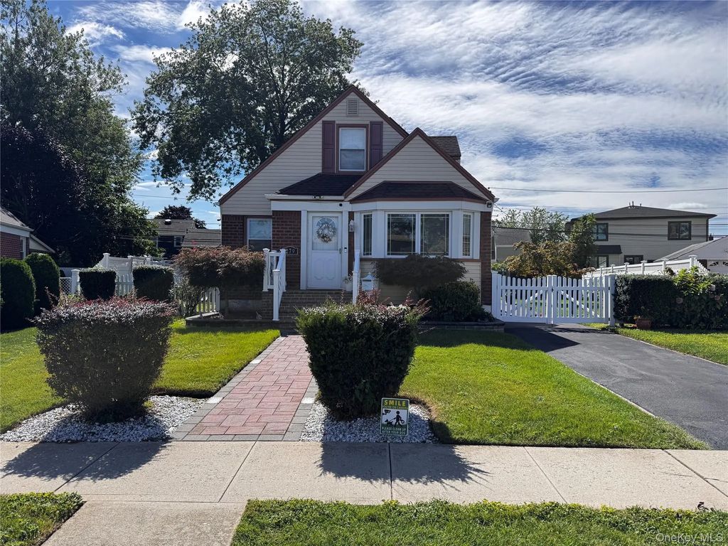 279 S King Street, Elmont
