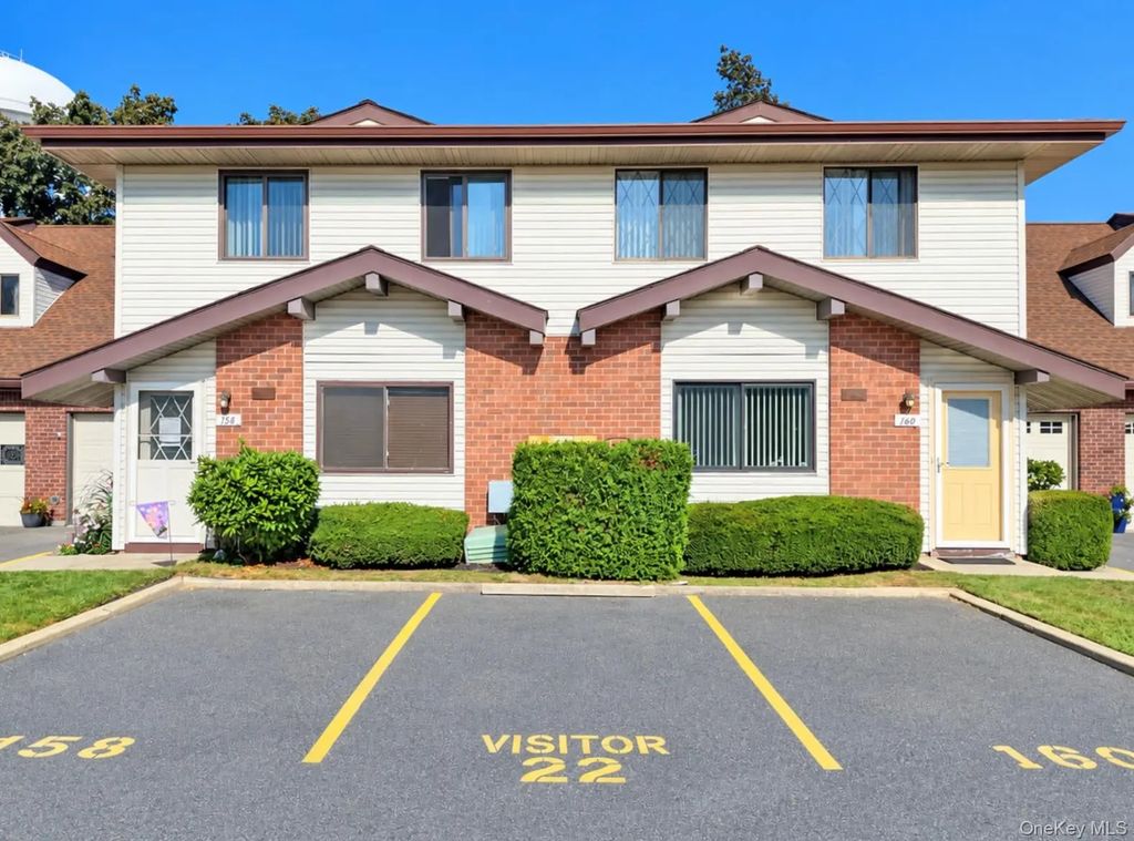 162 Cambridge Drive, Copiague