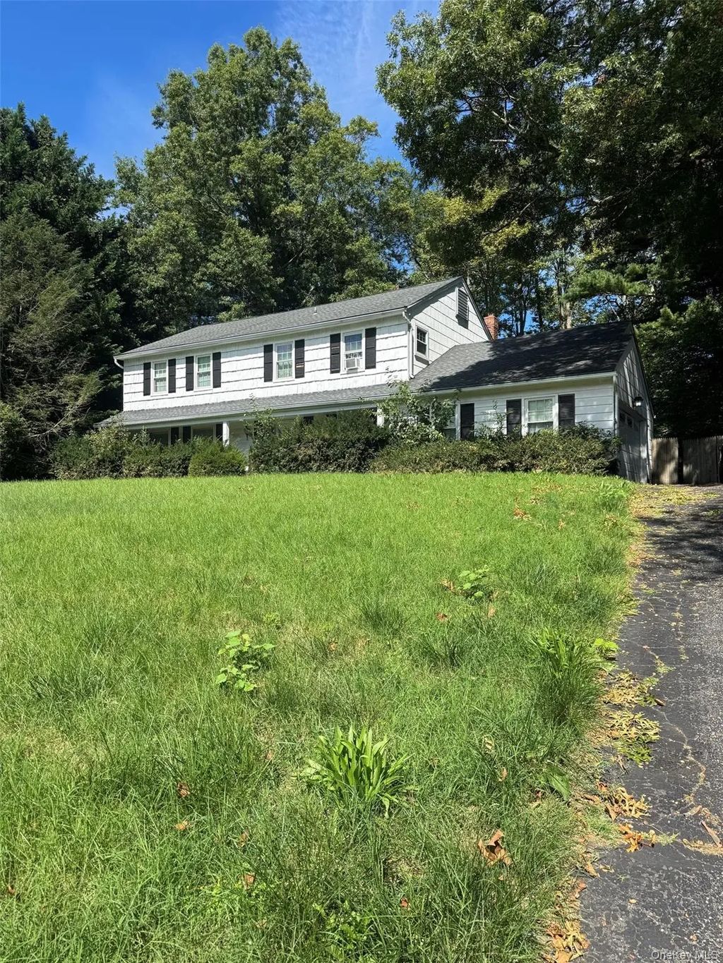 6 Bay Path Court, Huntington
