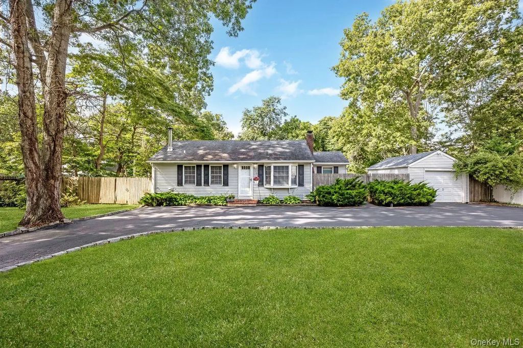 499 Revilo Avenue, Shirley