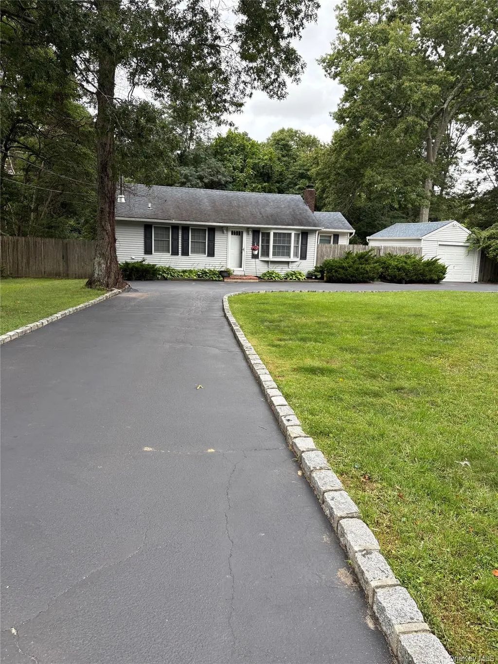 499 Revilo Avenue, Shirley