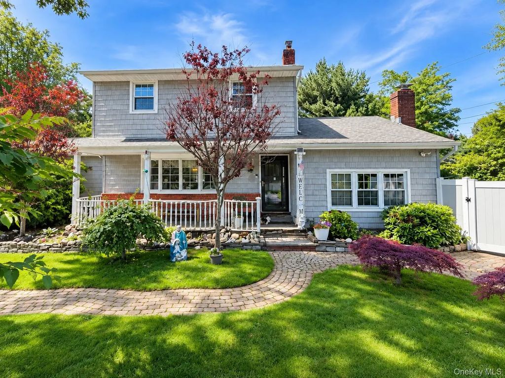 12 Cayuga Avenue, East Northport