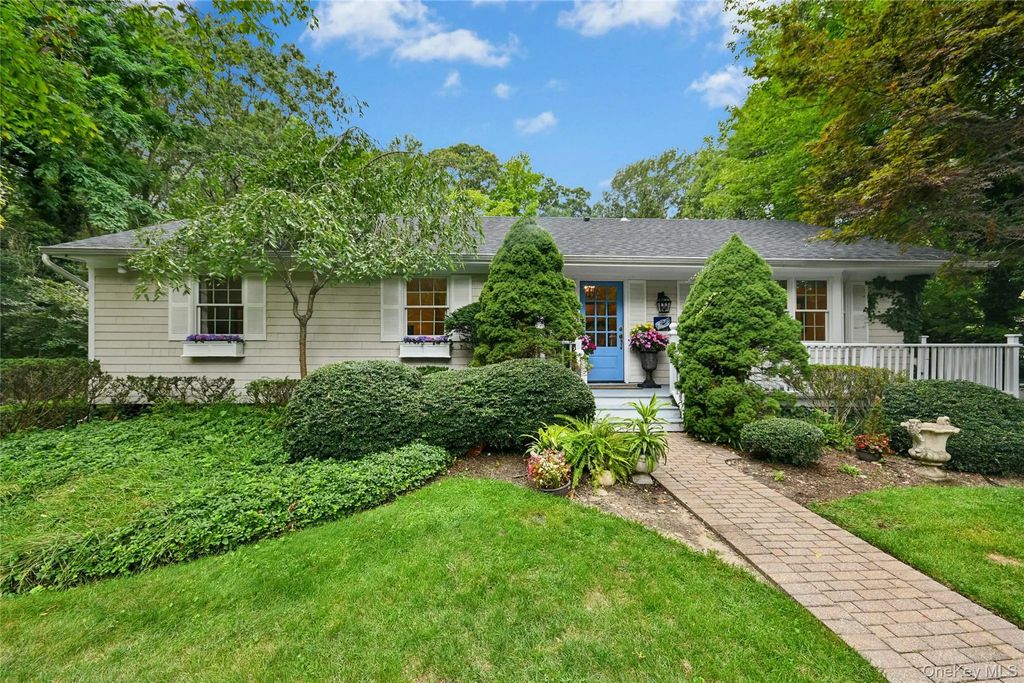 111 Red Oak Court, Port Jefferson