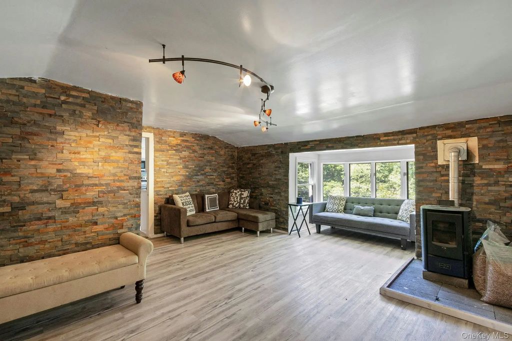 6 Woods Road, Rhinebeck