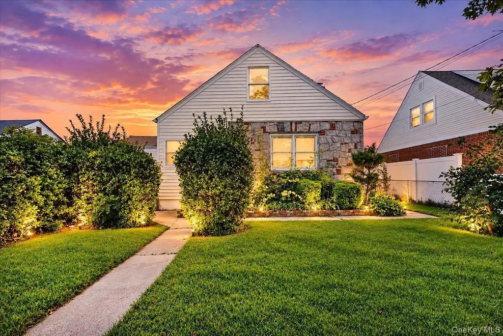 403 Oak Street, Copiague