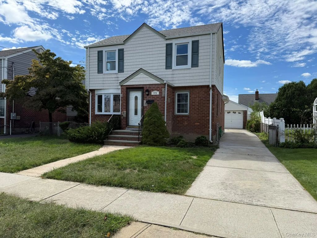 375 Latham Road, Mineola