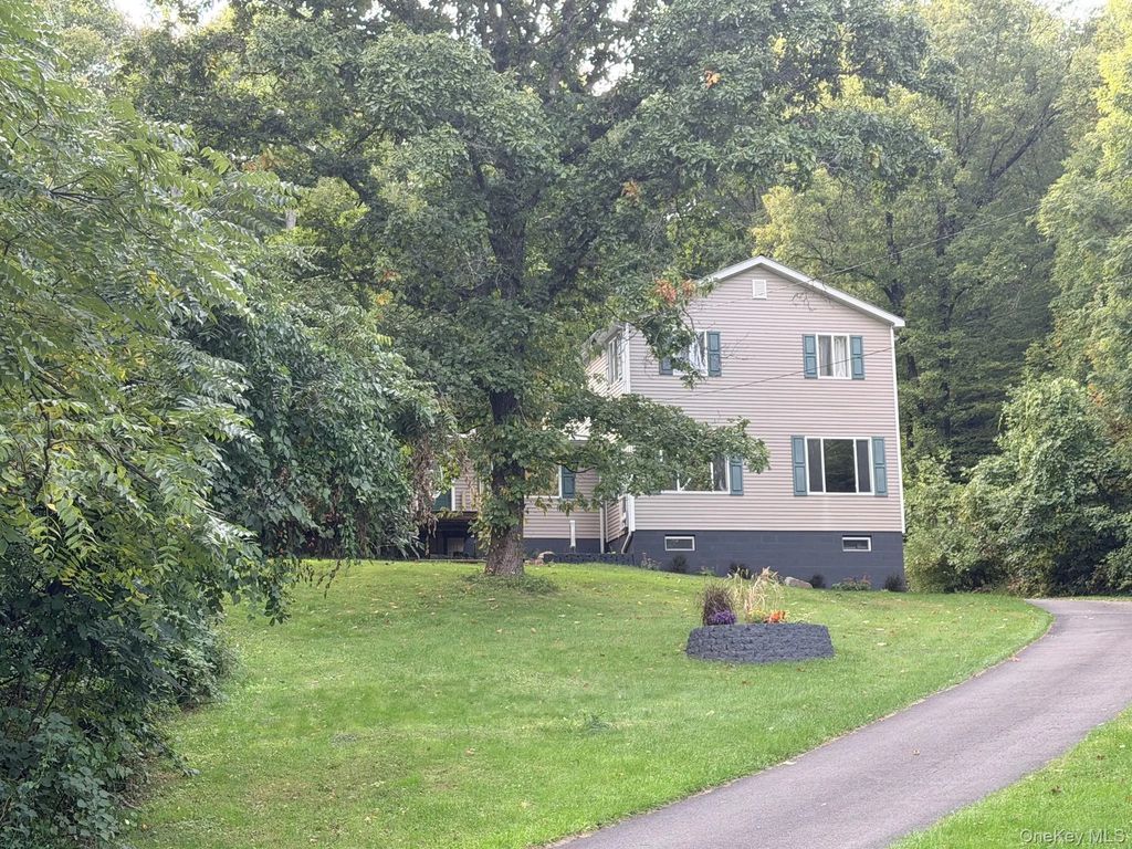 124 Lily Lake Road, Highland