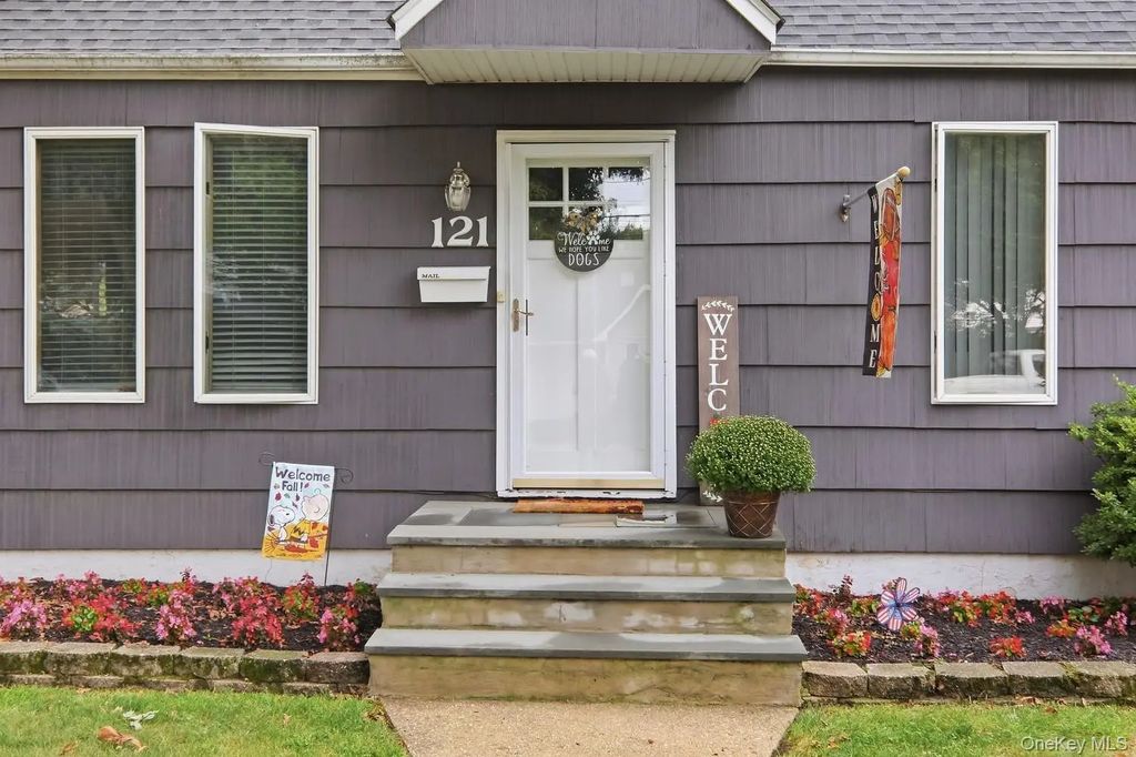 121 N Delaware Avenue, Lindenhurst