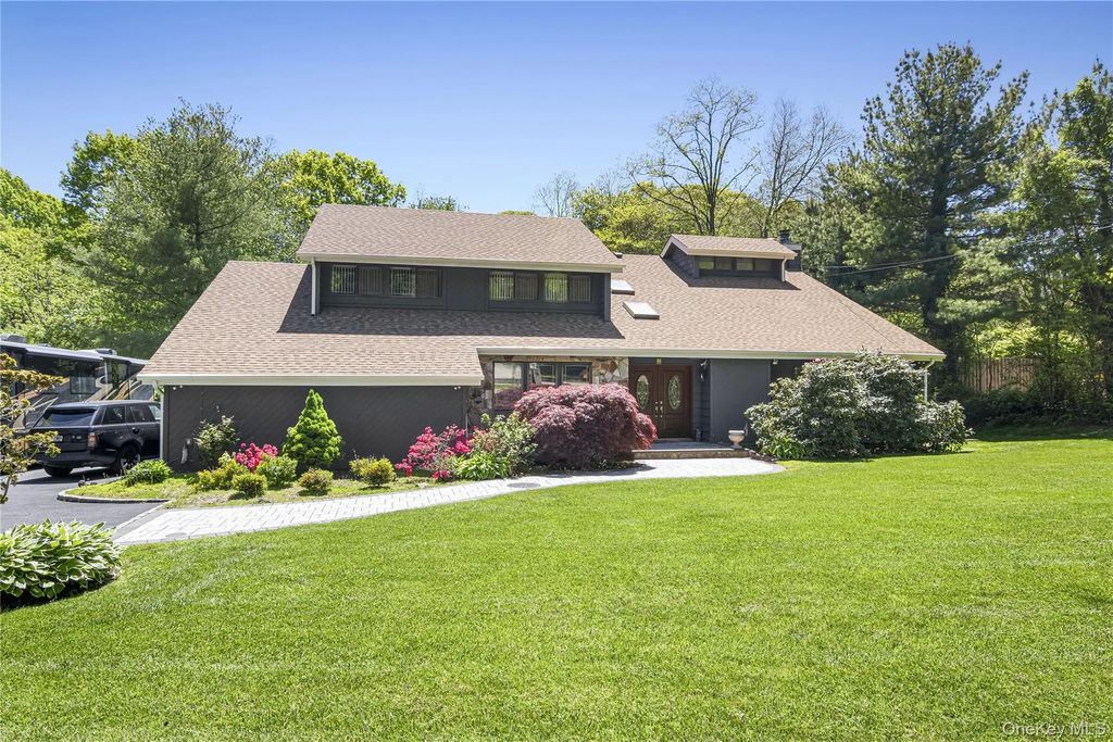 26 Candlewood Path, Dix Hills