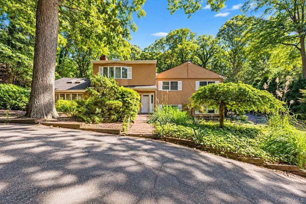 80 Alpine Way, South Huntington