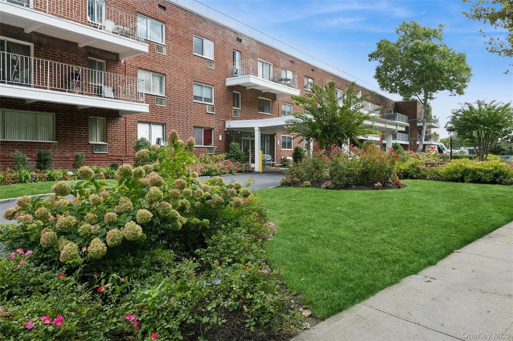 320 East Shore Road # 30b, Great Neck