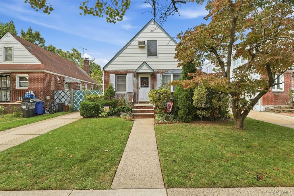 7954 264th Street, Glen Oaks