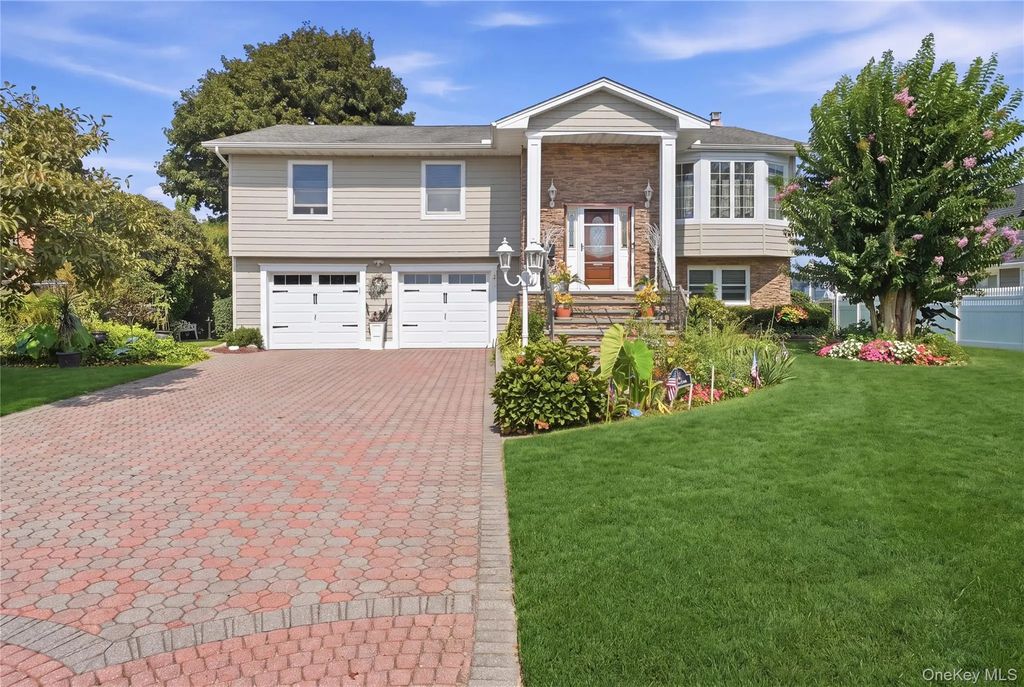 121 Drake Court, West Islip