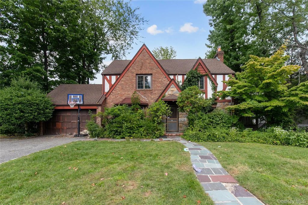 85 Oxford Boulevard, Great Neck