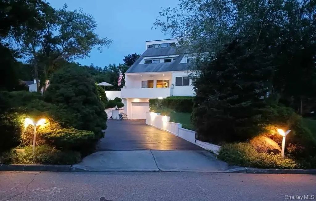 22 Waters Edge Lane, Mount Sinai