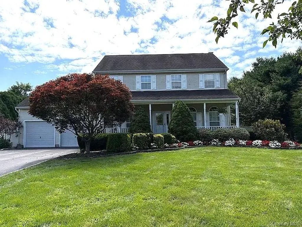 8 Ashford Lane, Huntington
