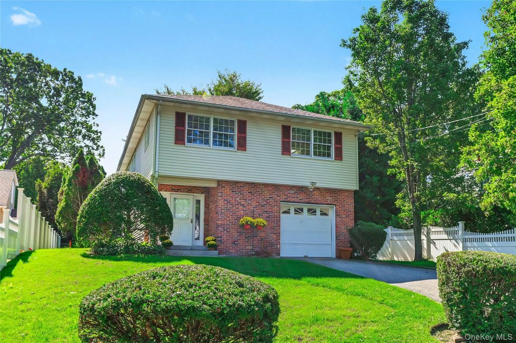 76 Hernan Avenue, Locust Valley