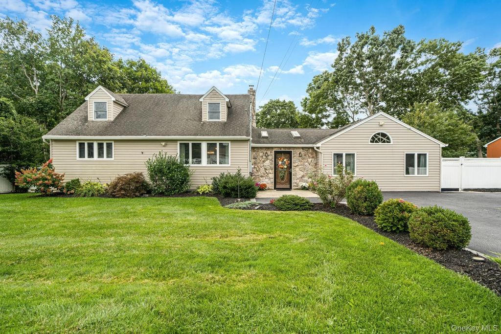 16 Happy Acres Drive, Shirley