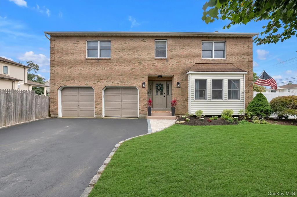 2084 Manfield Avenue, Merrick