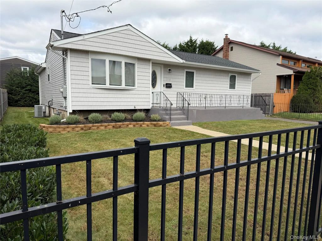 218 E Alhambra Avenue, Lindenhurst