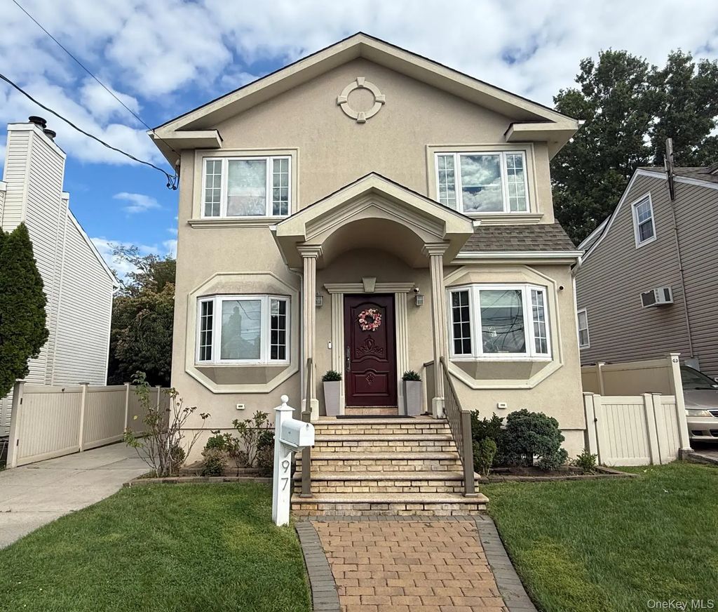 97 Coventry Avenue, Albertson