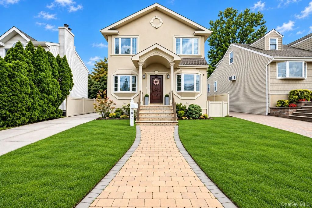 97 Coventry Avenue, Albertson