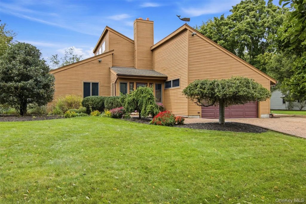 16 Bridle Path Lane, Port Jefferson