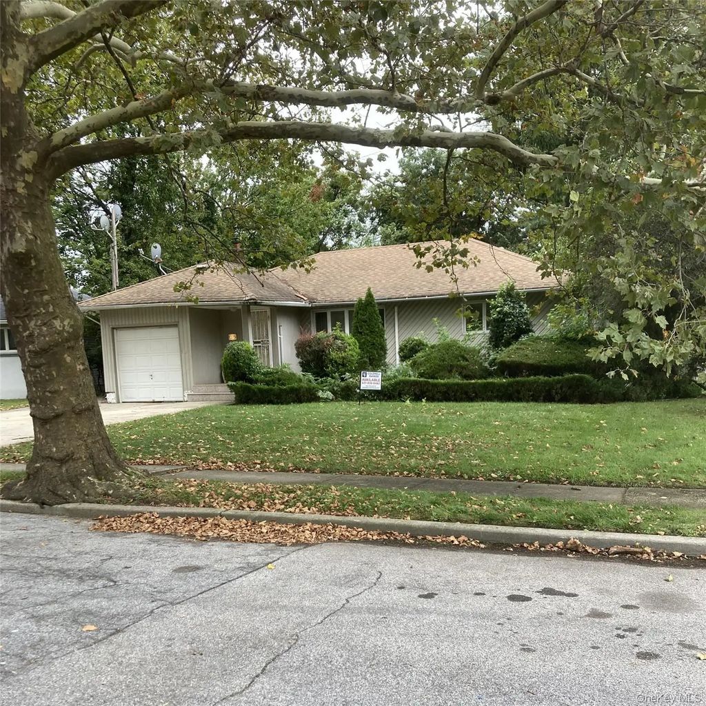 1375 Carole Court, Valley Stream