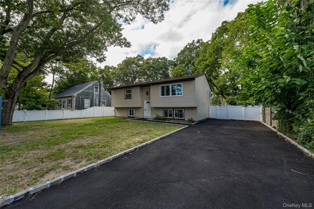 84 N 17th Street, Wheatley Heights