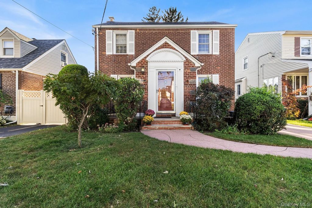 305 White Road, Mineola