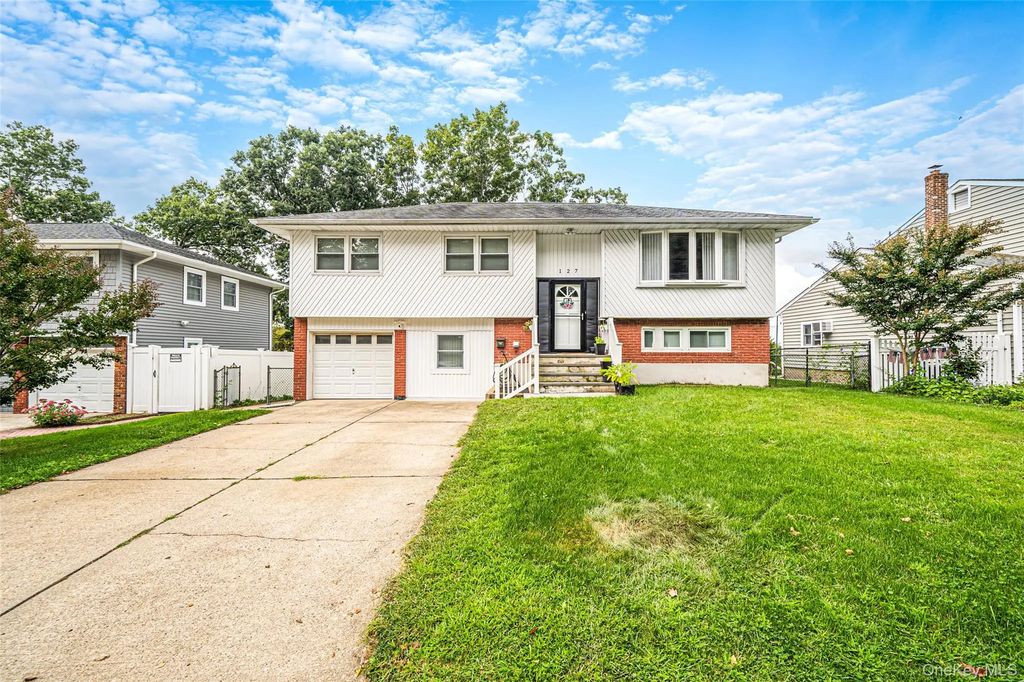 127 Iceland Drive, South Huntington